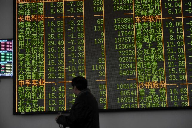 An investor looks at an electronic screen showing stock information at a brokerage house in Hangzhou, Zhejiang province, January 7, 2016. REUTERS/Stringer